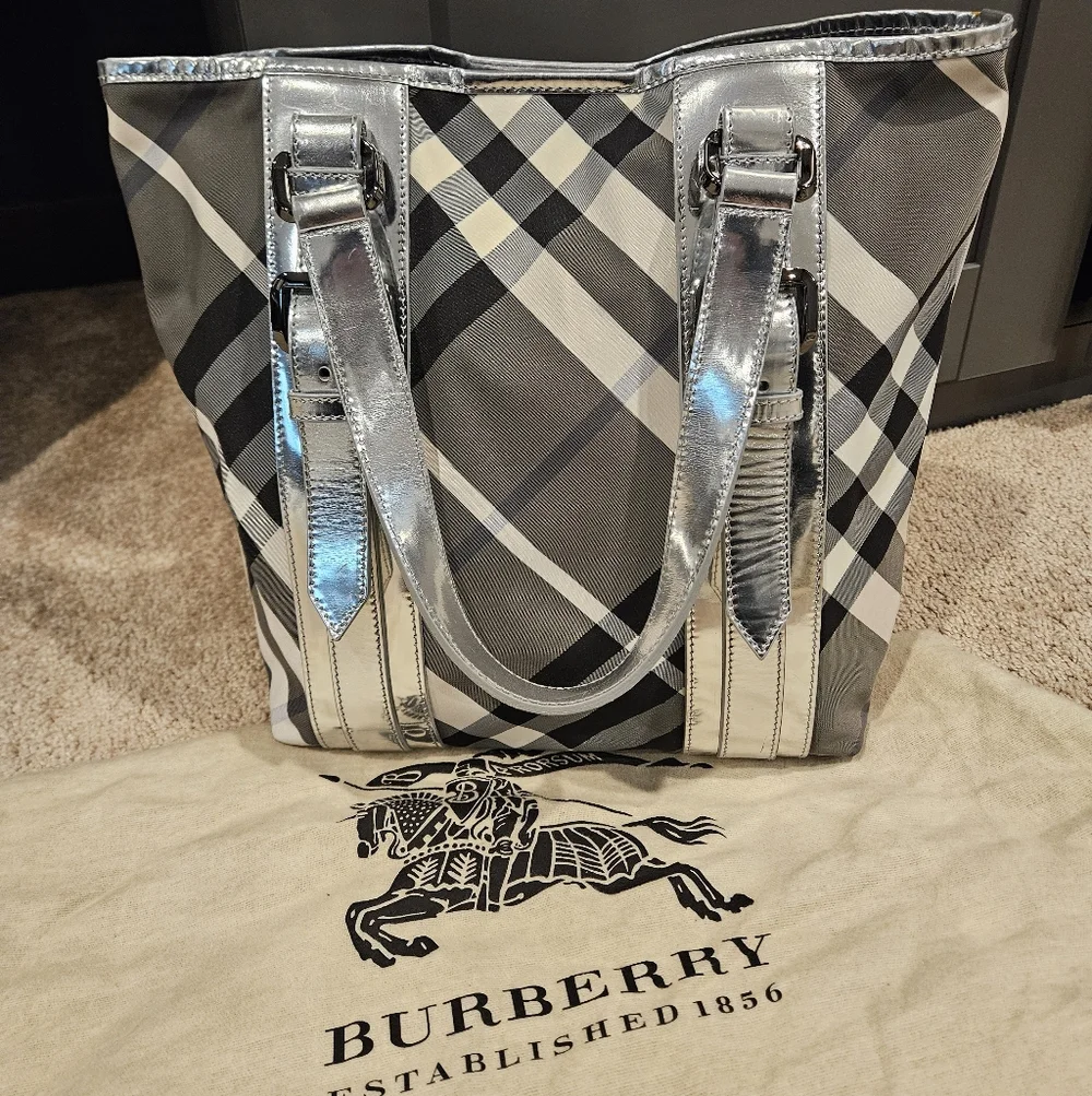 Burberry Silver Beat Check Nylon Victoria Totr - Picture 2 of 6